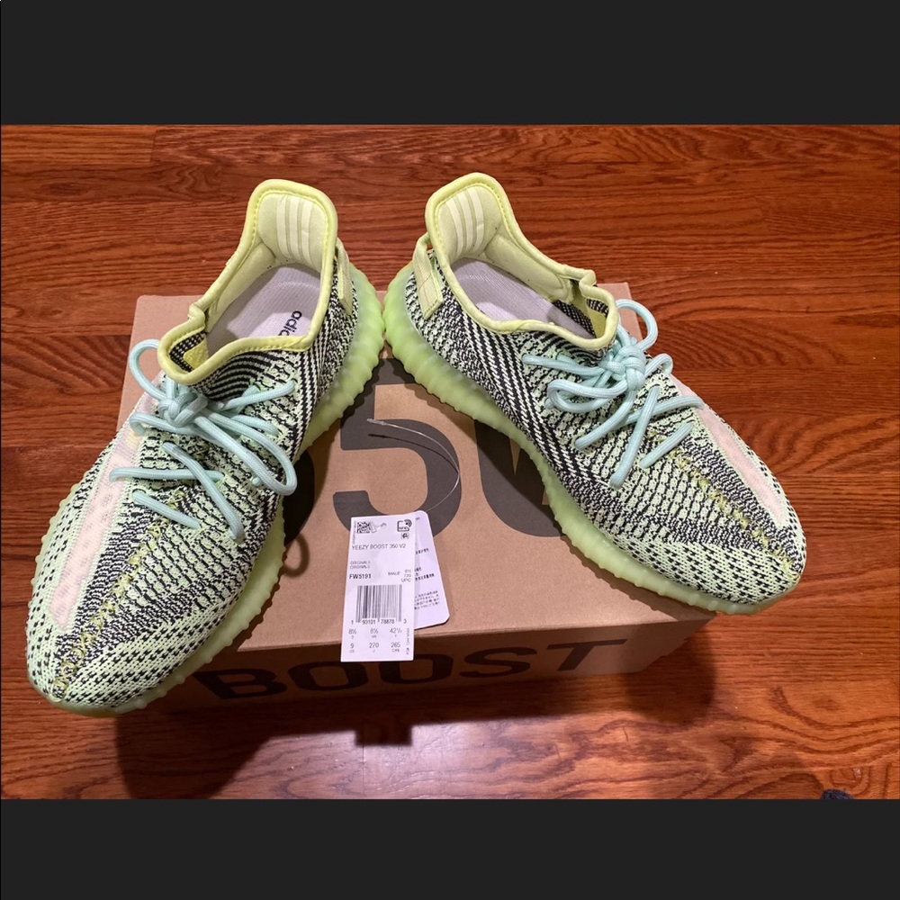 Yeezy Boost 350 V2Yeezreel (Non-Reflective) Size 9